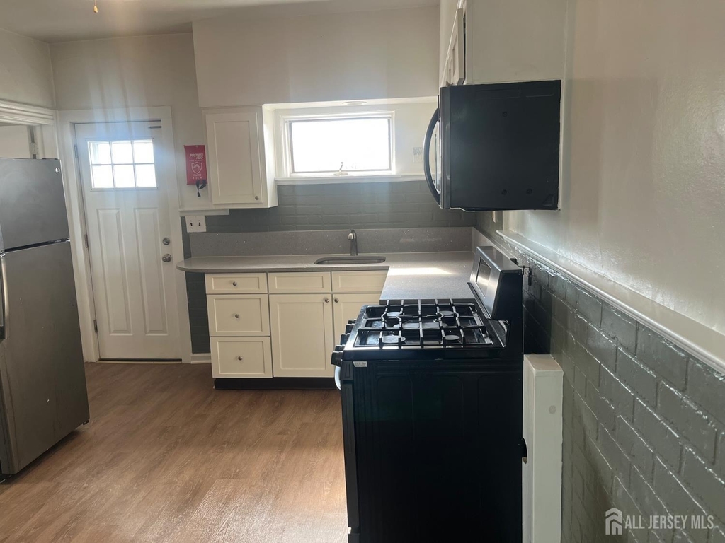 110 Oak Tree Avenue - Photo 2
