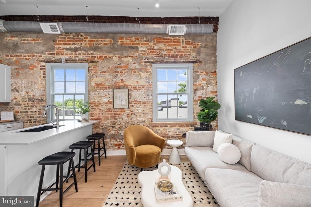 901 King Street - Photo 1