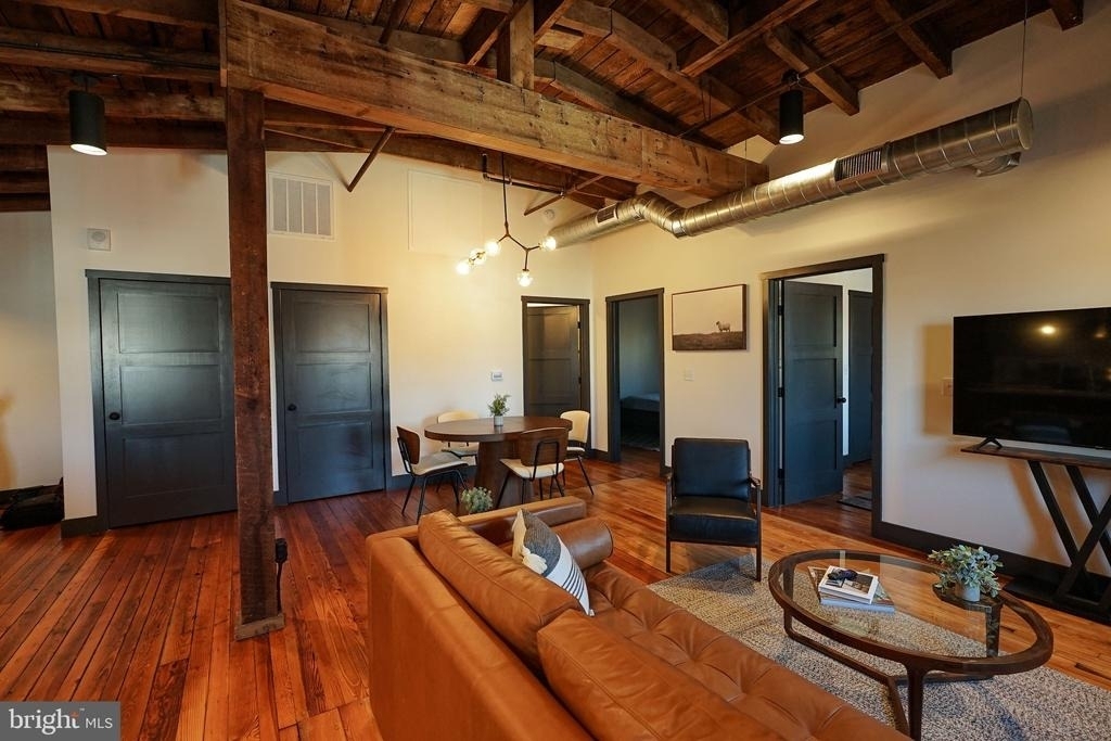 437 W Grant Street - Photo 2