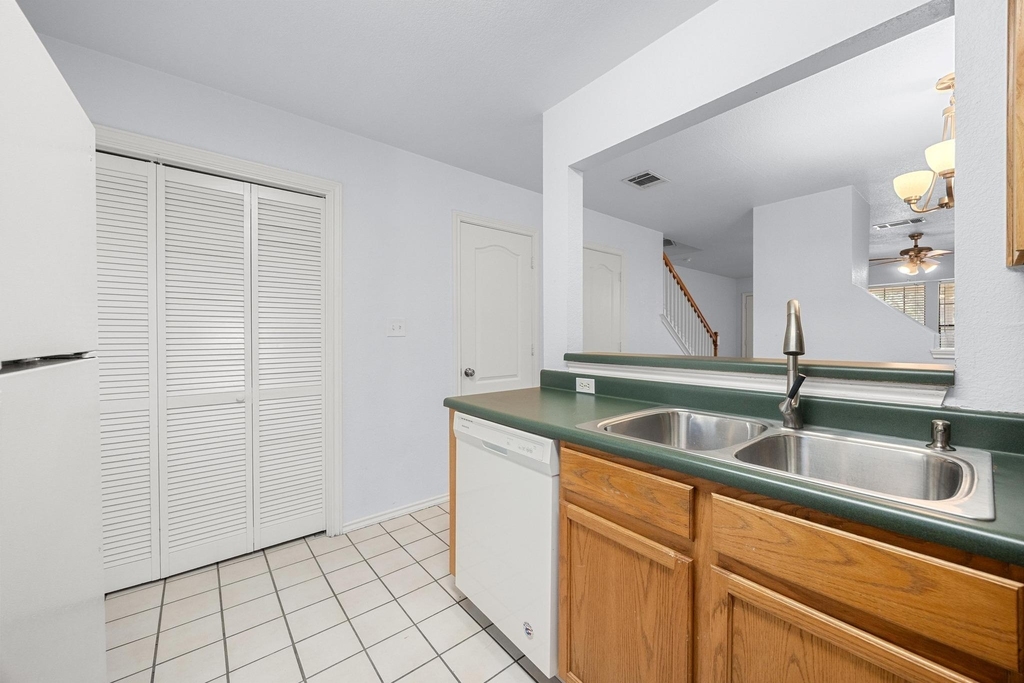 11901 Swearingen Dr - Photo 8
