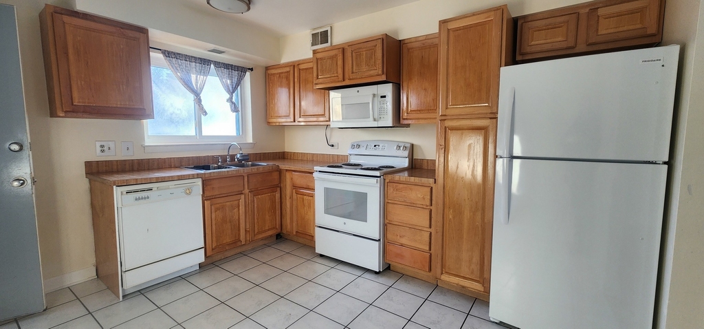 9422 Bay Colony Drive - Photo 2