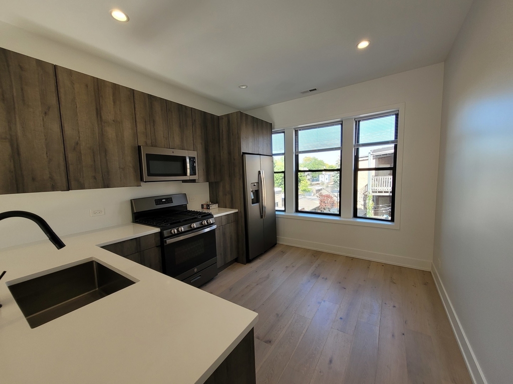 1334 W Bryn Mawr Avenue - Photo 3