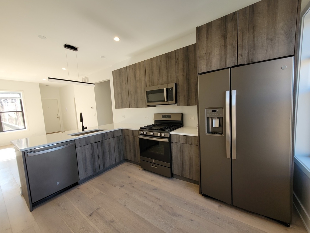 1334 W Bryn Mawr Avenue - Photo 2