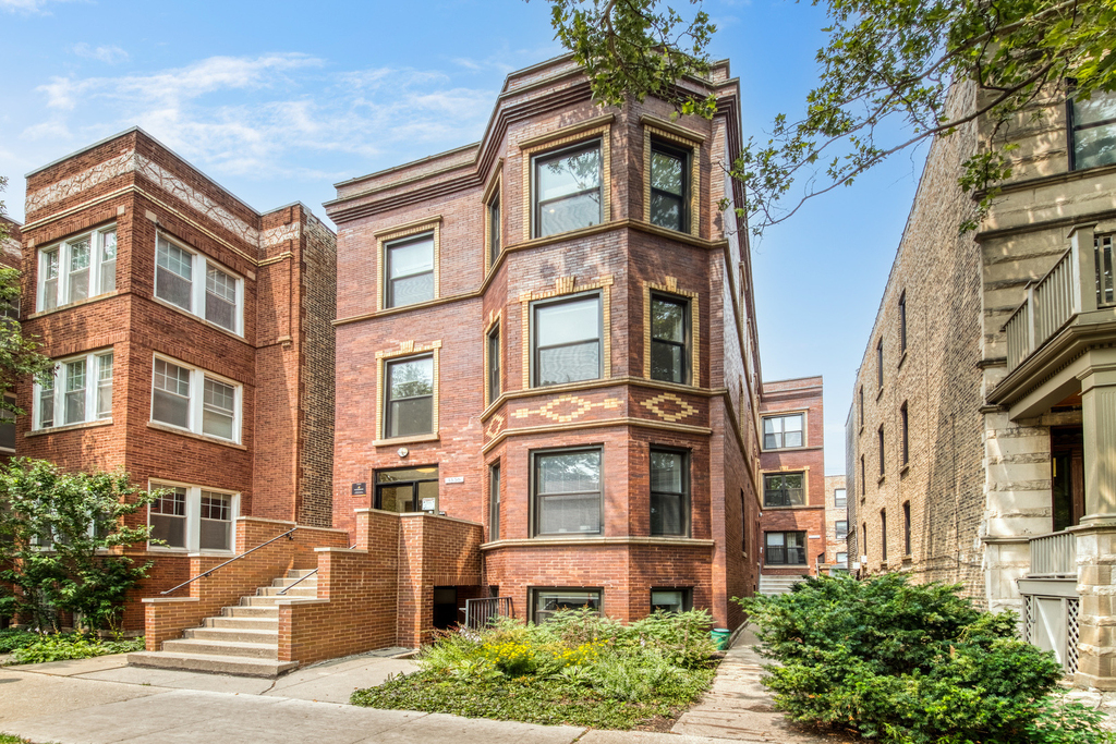 1334 W Bryn Mawr Avenue - Photo 0