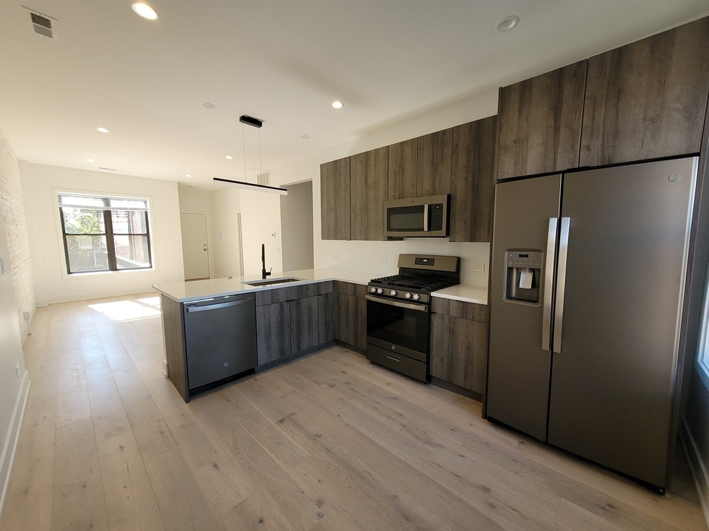1334 W Bryn Mawr Avenue - Photo 1
