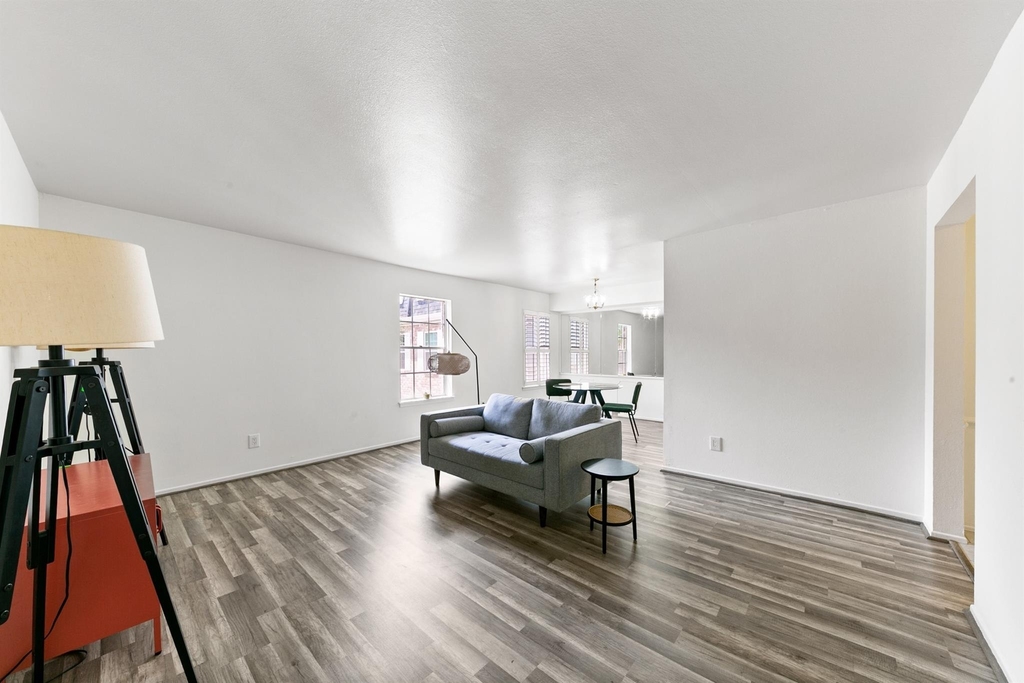 361 N Post Oak Lane - Photo 5