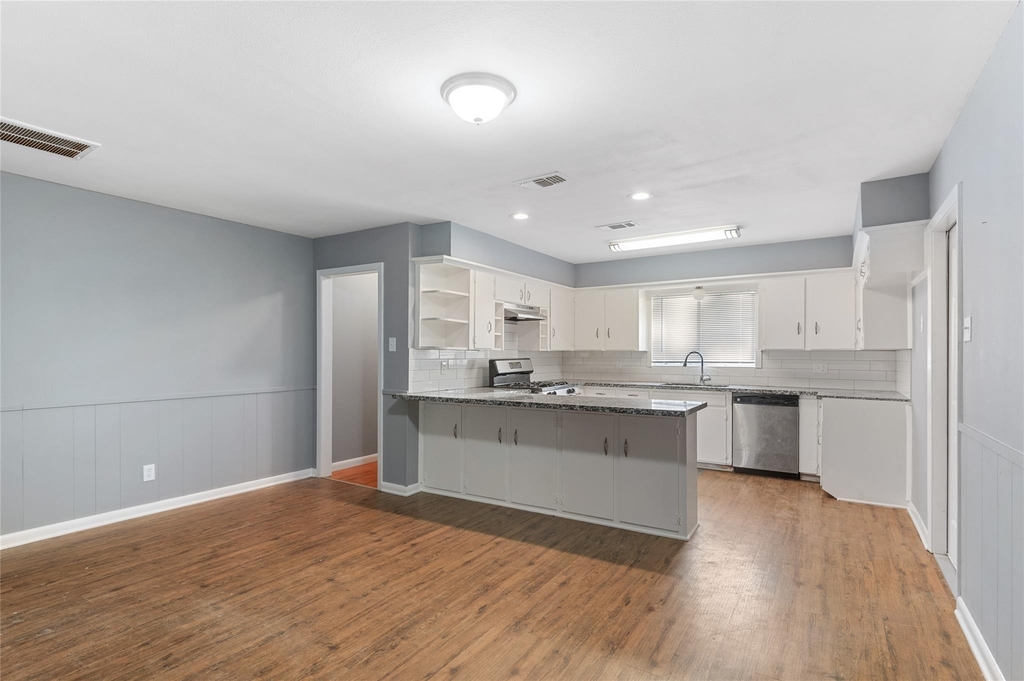 10502 Royal Oaks Drive - Photo 2