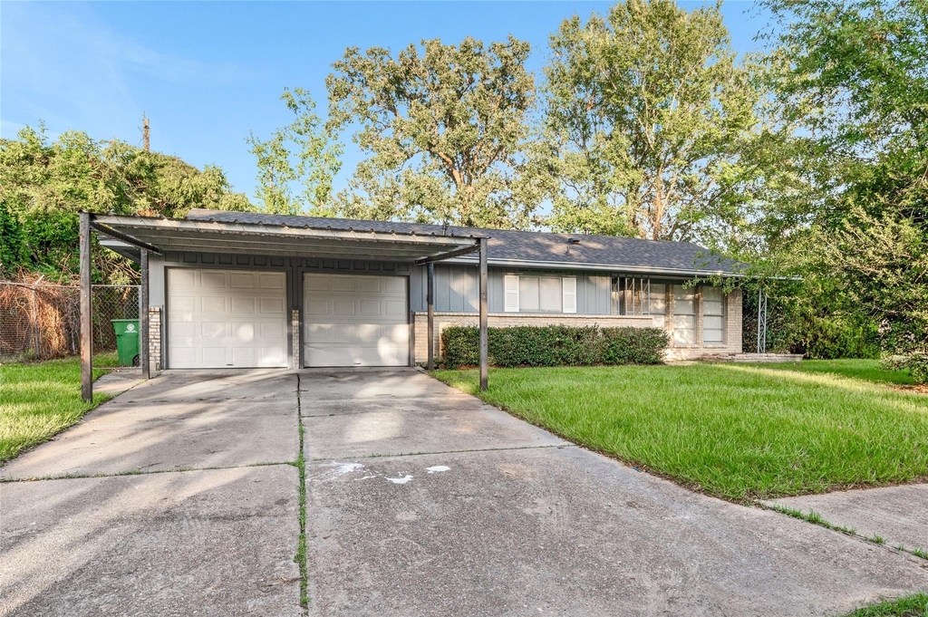 10502 Royal Oaks Drive - Photo 0