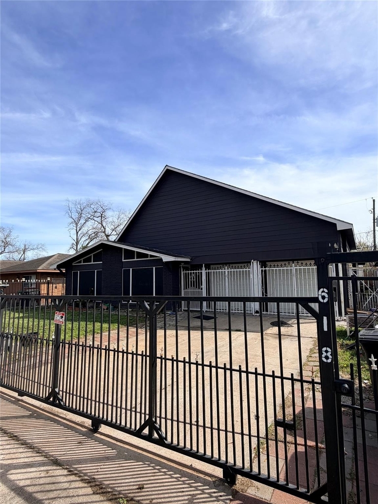 618 Sulphur Street - Photo 1