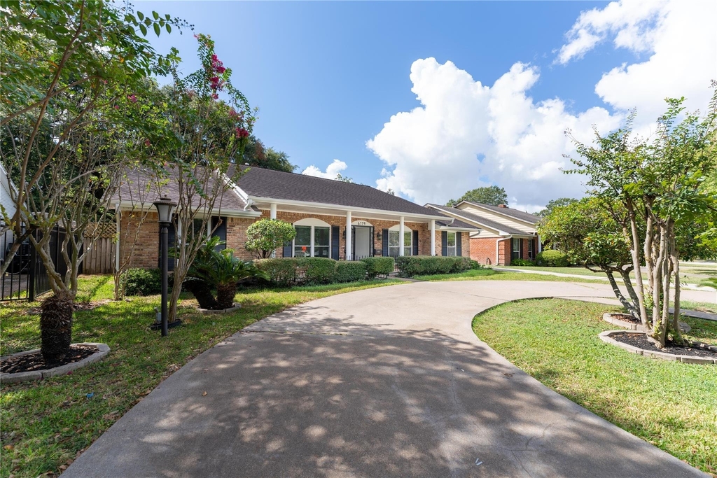 6119 S Braeswood Boulevard - Photo 2