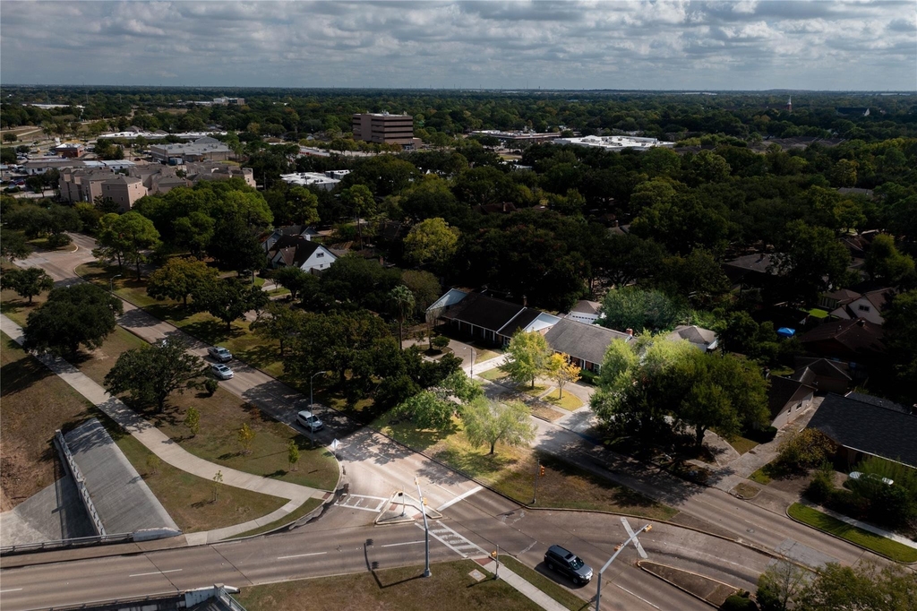 6119 S Braeswood Boulevard - Photo 1