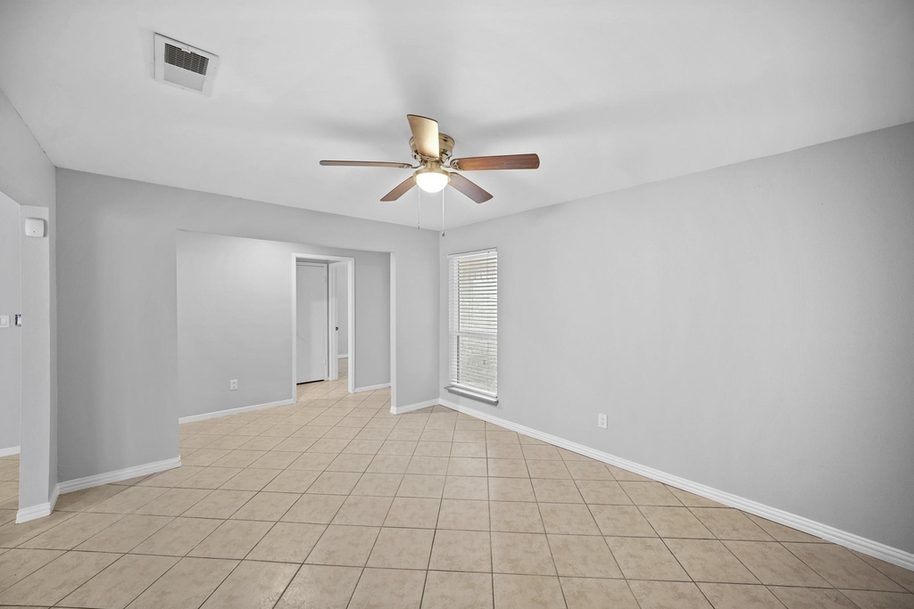 6214 Gladewell Drive - Photo 3