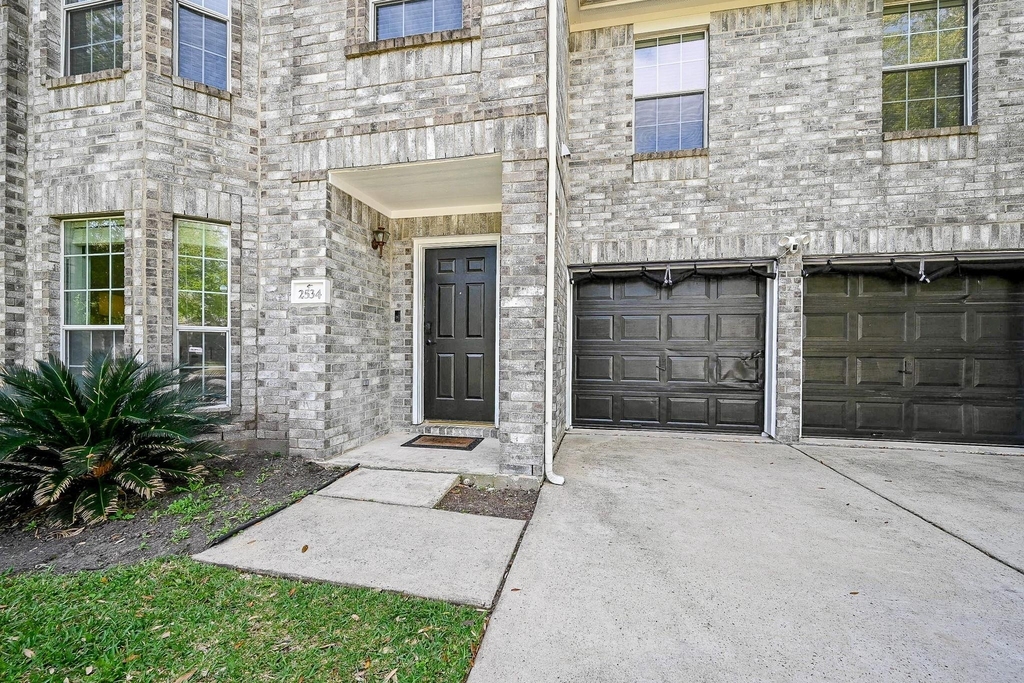 2534 Halstead Drive - Photo 5