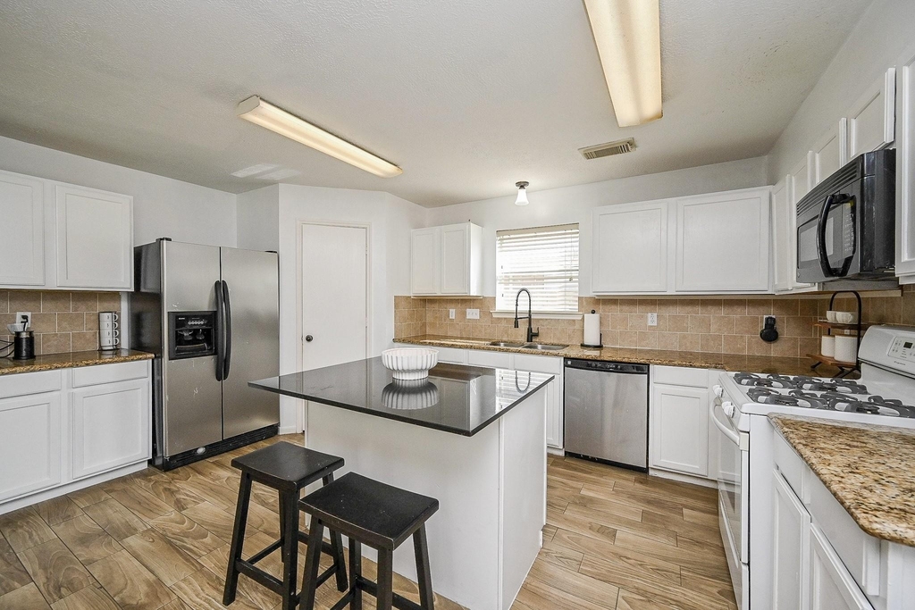 2534 Halstead Drive - Photo 3