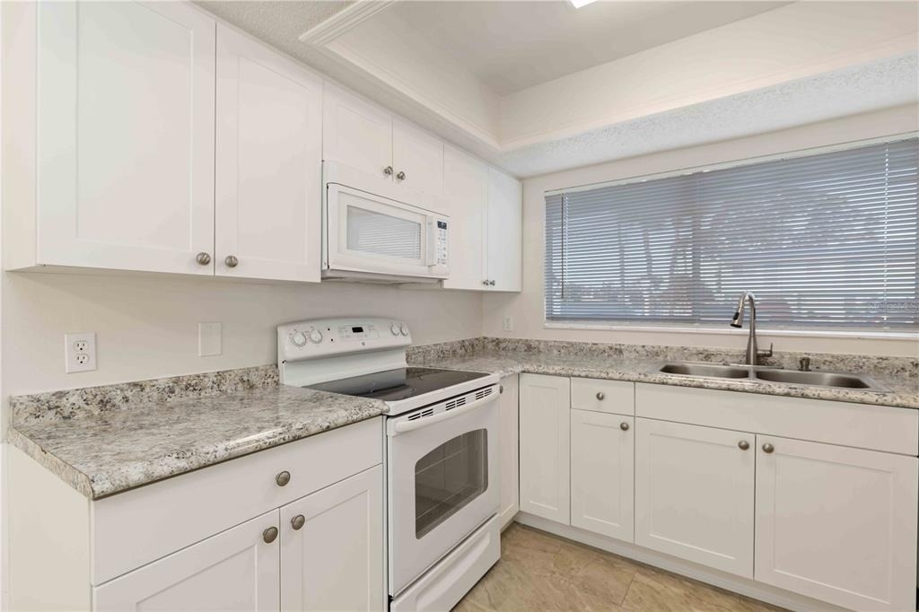 3569 Bee Ridge - Photo 10