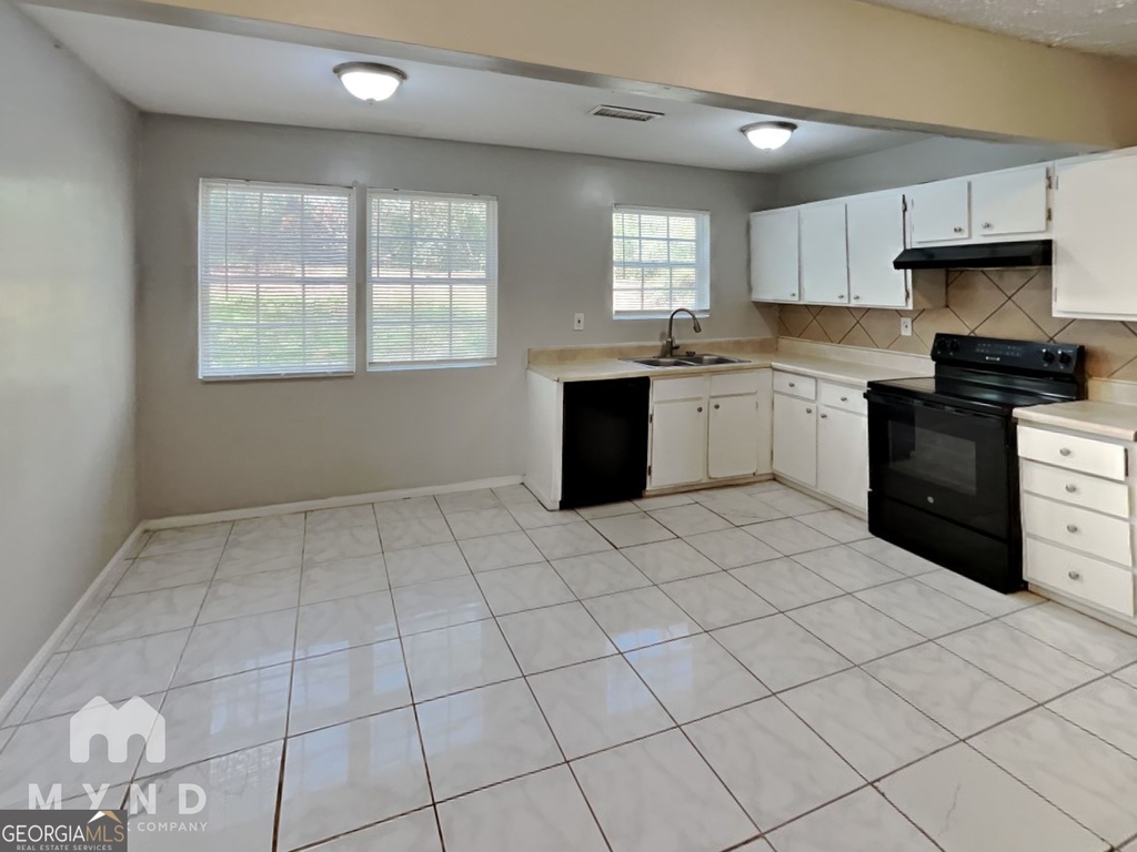 450 Fairburn Road Nw - Photo 2