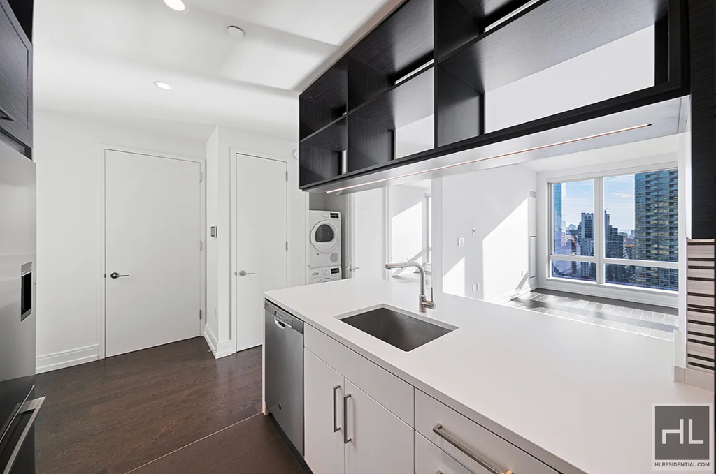 10th Avenue - Photo 1