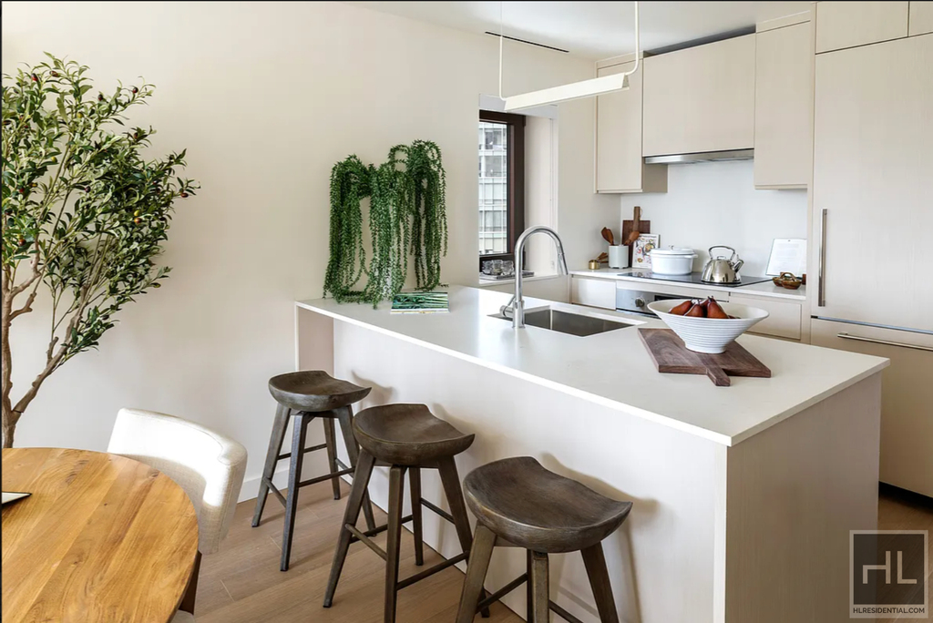East 50 Street - Photo 6