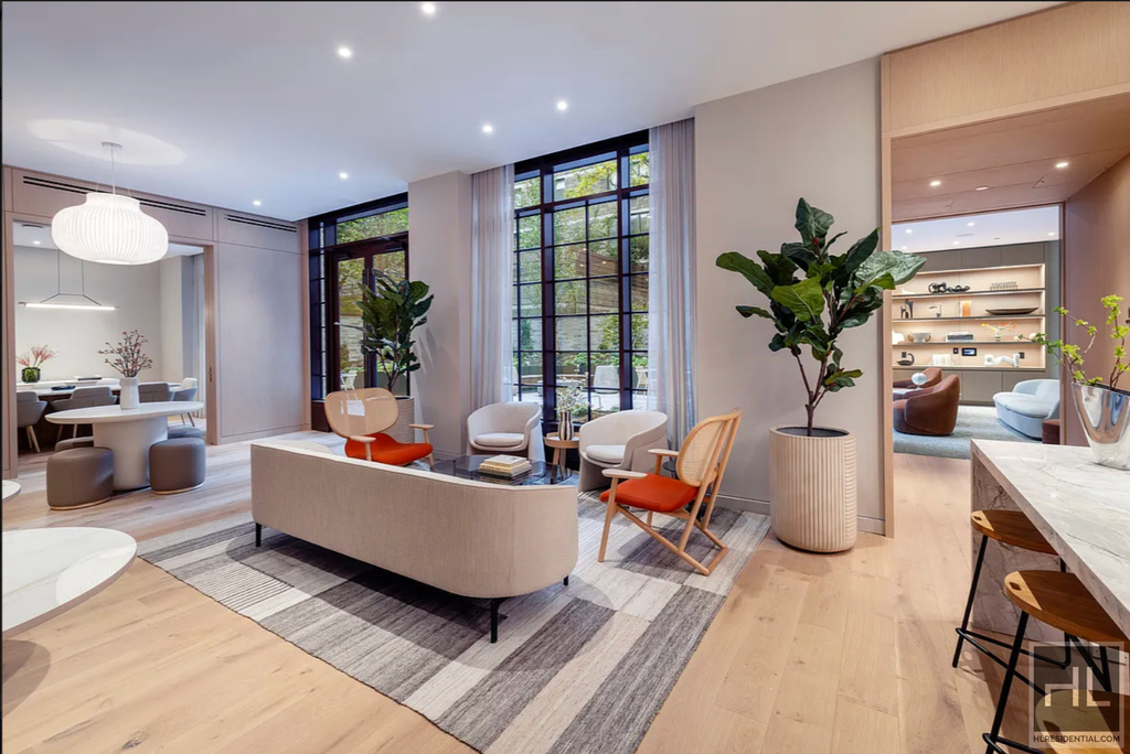 East 50 Street - Photo 8