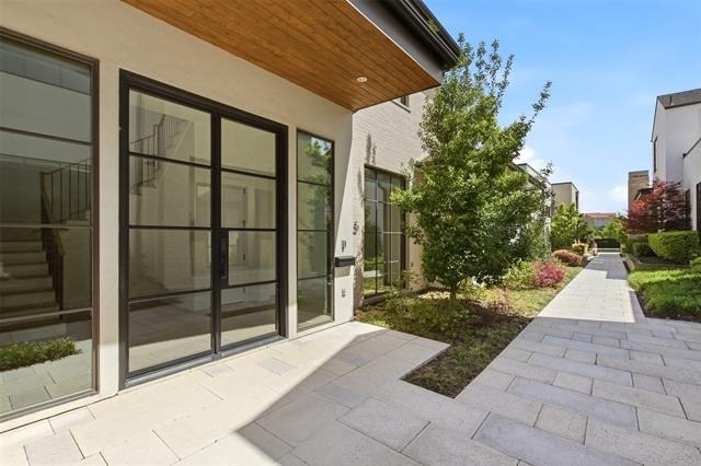 9855 Kingsway Avenue - Photo 1