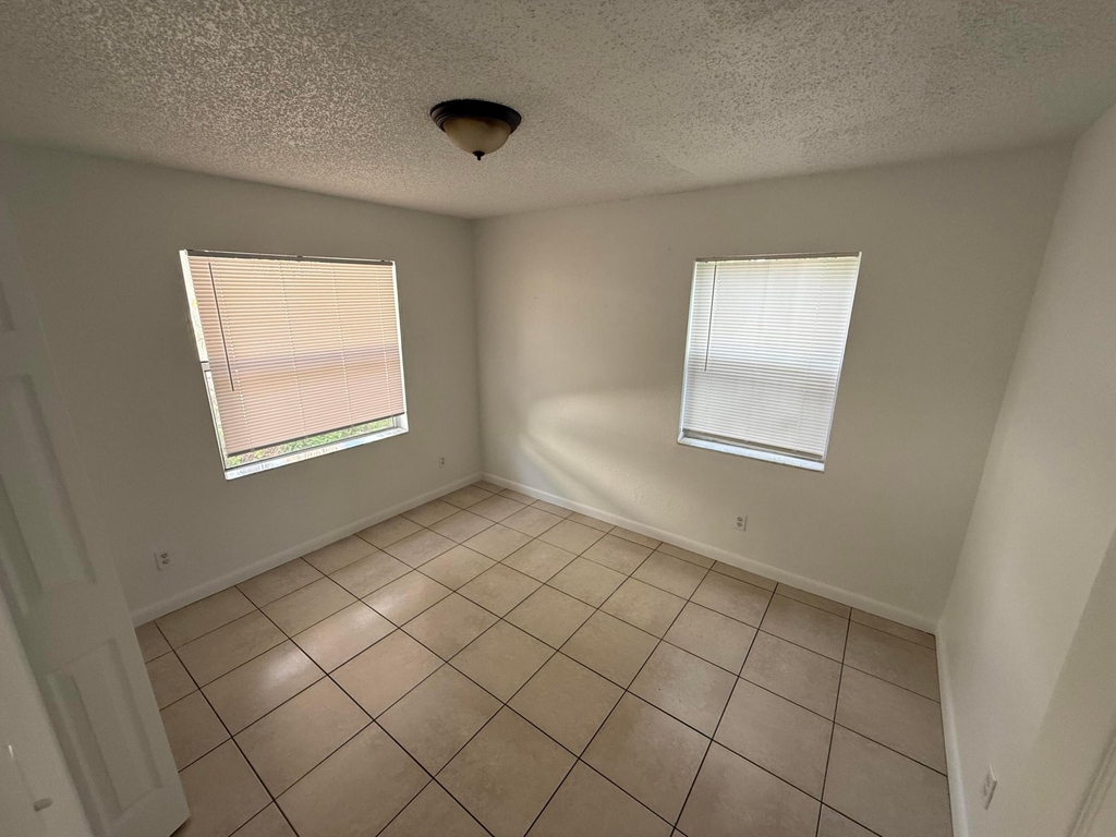 336 Ne 12th Avenue - Photo 2