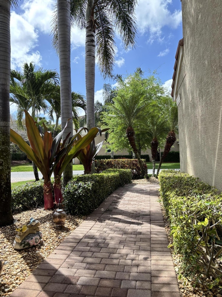 8219 Calabria Lakes Drive - Photo 4