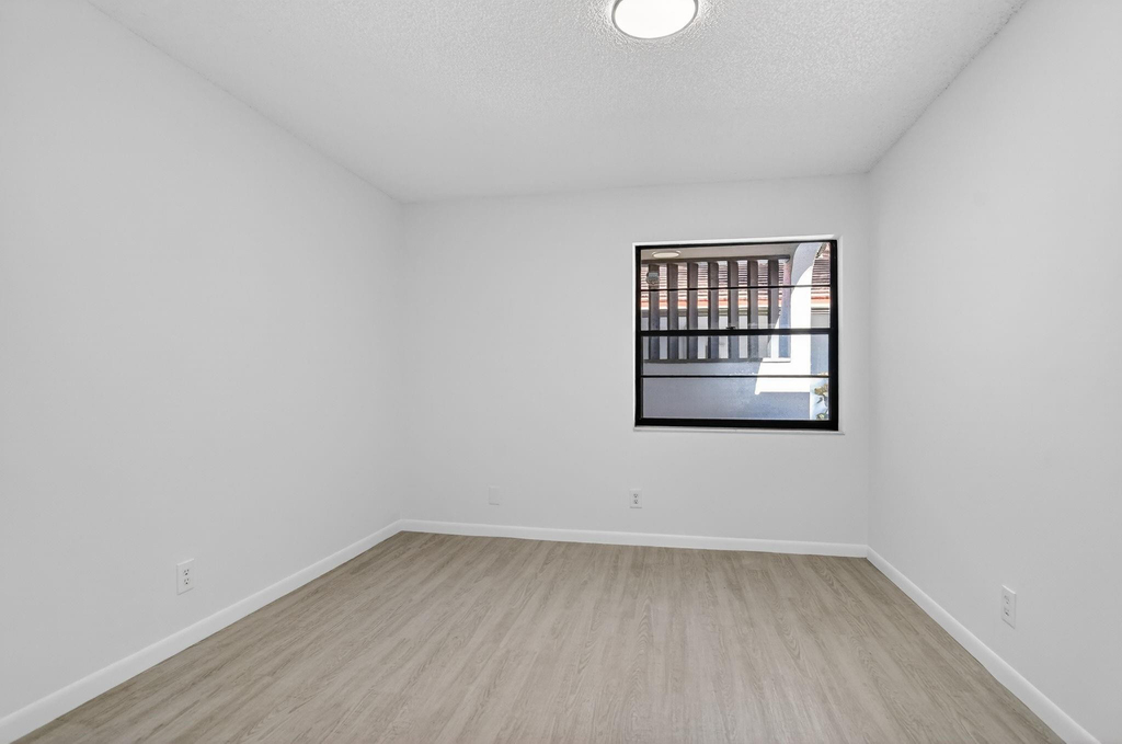 661 Hollows Circle - Photo 32