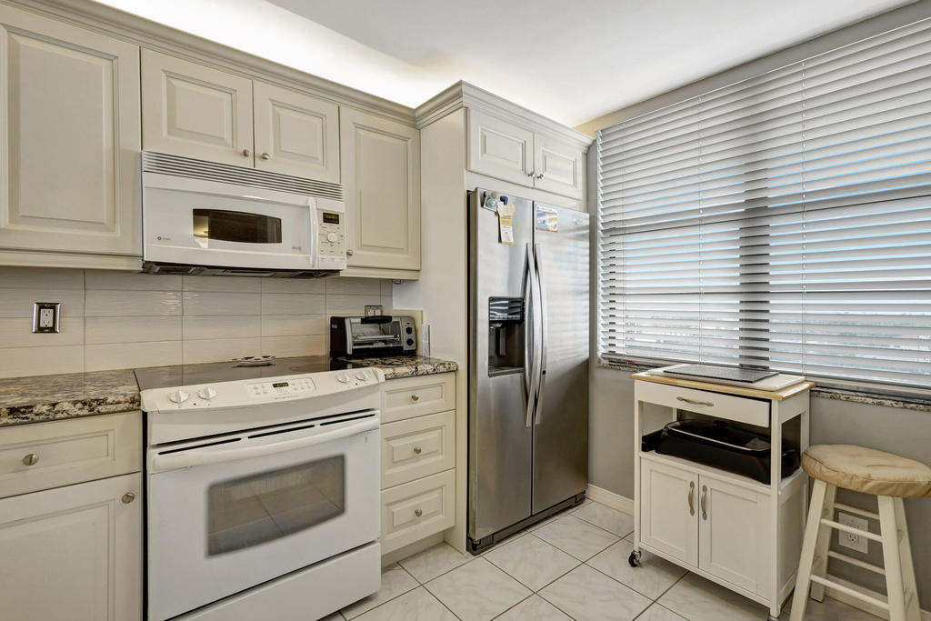 840 Ocean Drive - Photo 14