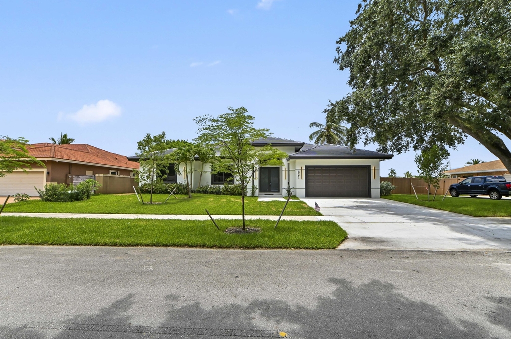621 Nw 42nd Avenue - Photo 0