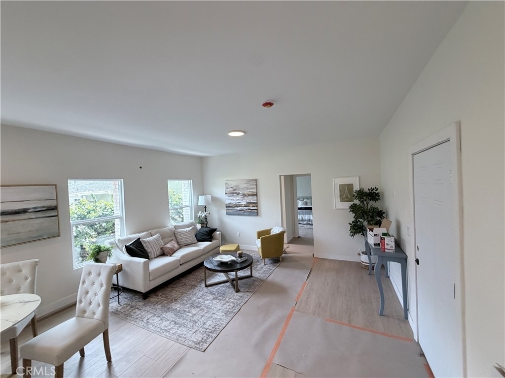 125 W Chestnut Street - Photo 2