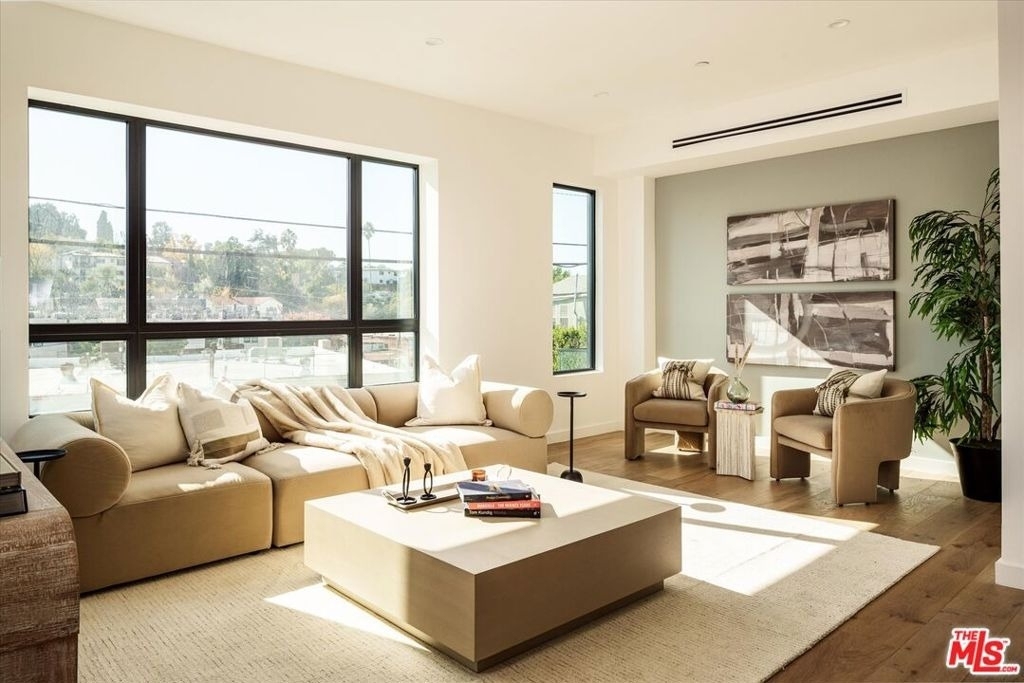 2822 1/2 Avenel Street - Photo 2