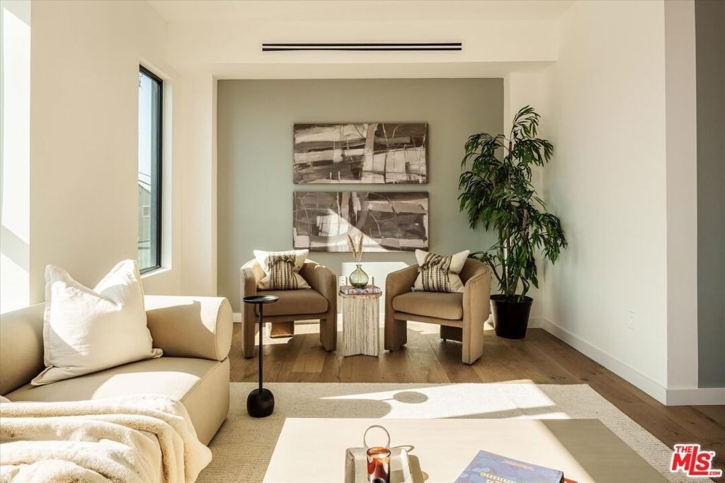 2822 1/2 Avenel Street - Photo 4