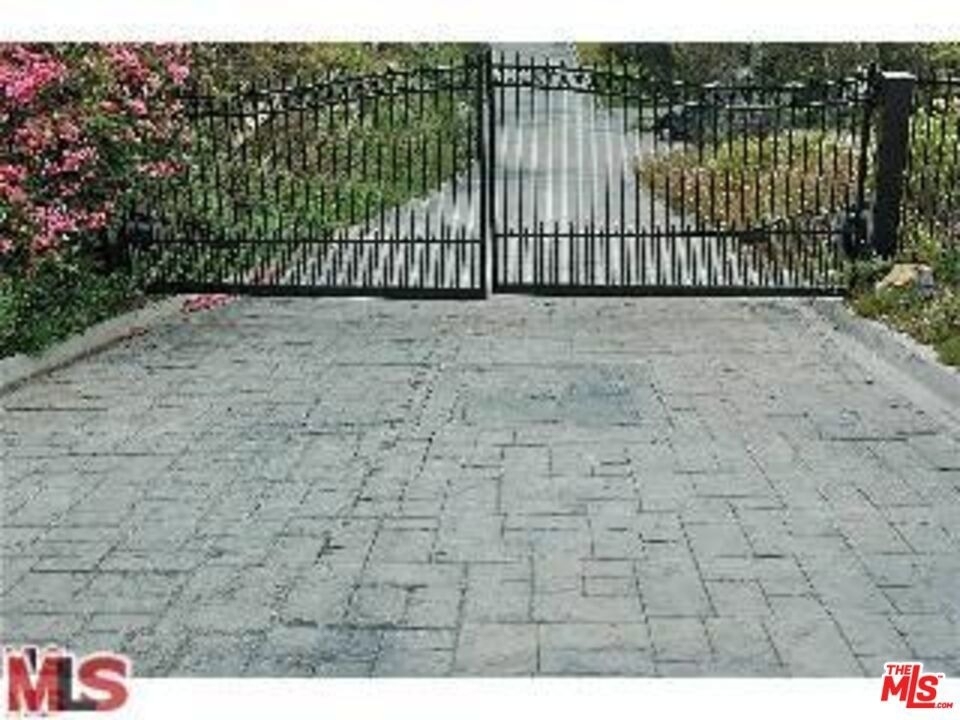 14445 Mulholland Drive - Photo 16