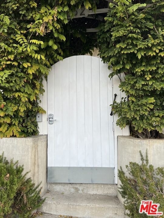 252 Hampton Drive - Photo 1
