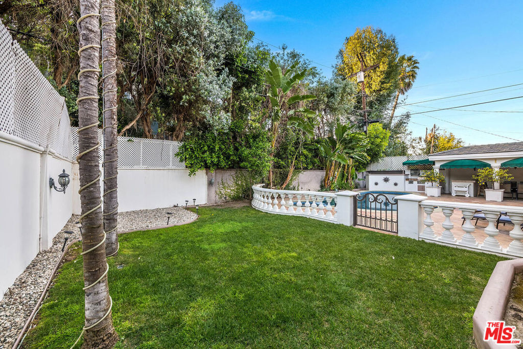 4063 Benedict Canyon Drive - Photo 30