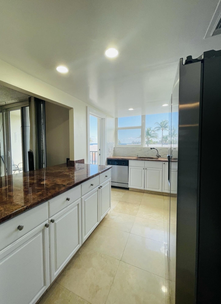 1237 Hillsboro Mile - Photo 54