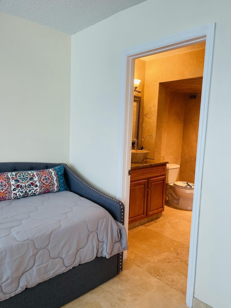1237 Hillsboro Mile - Photo 35