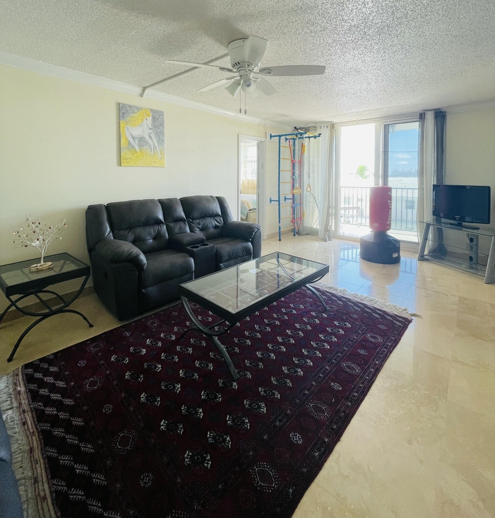 1237 Hillsboro Mile - Photo 3