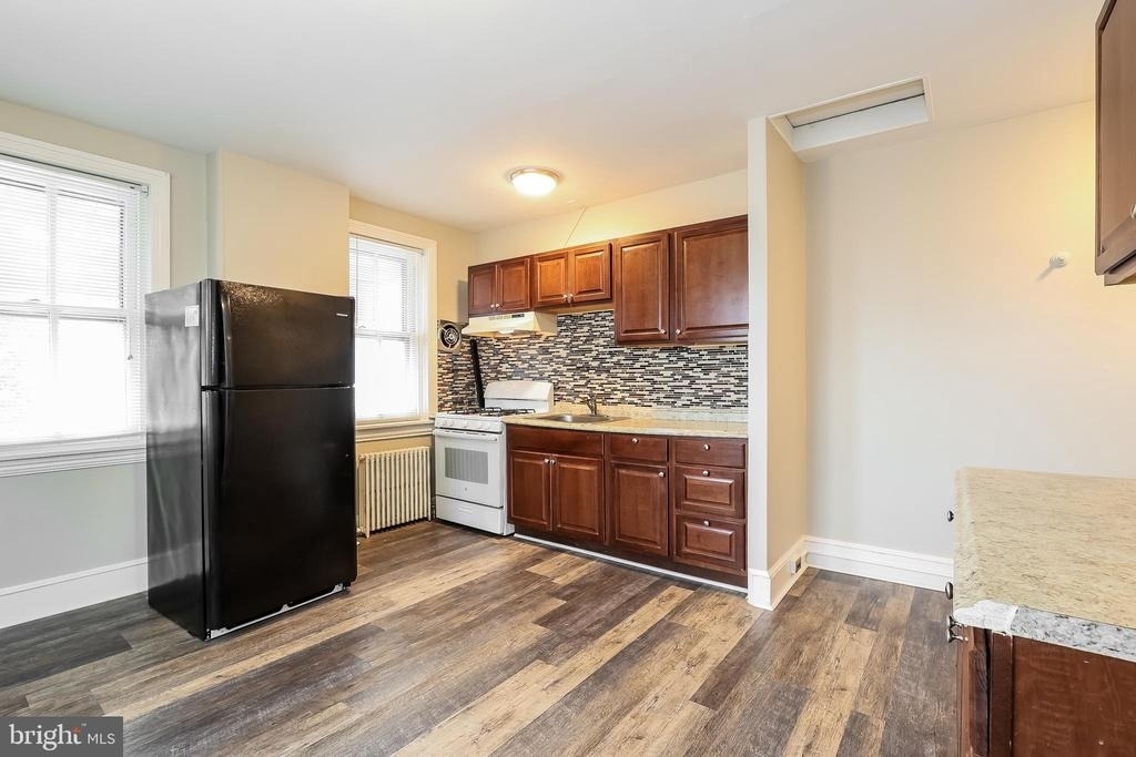 212 E Broad Street - Photo 1