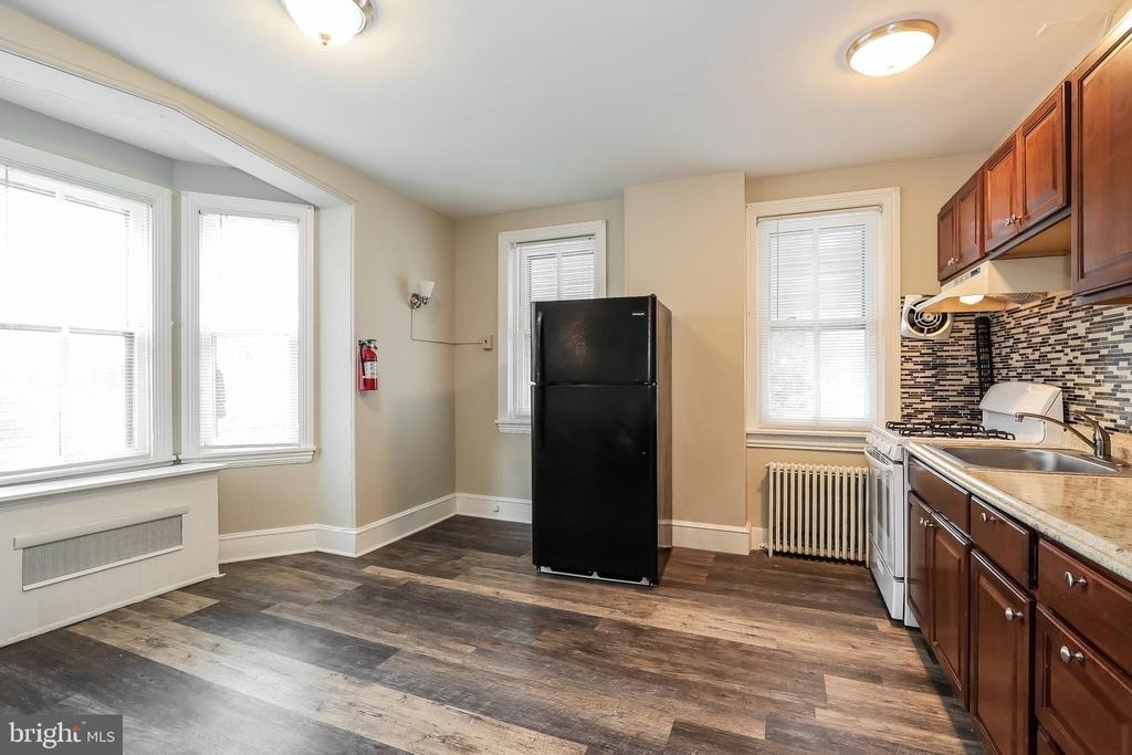 212 E Broad Street - Photo 2