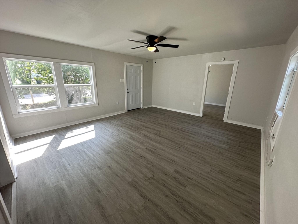 622 Scarbrough St - Photo 2