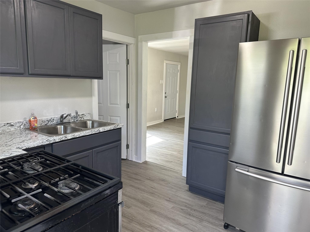622 Scarbrough St - Photo 3
