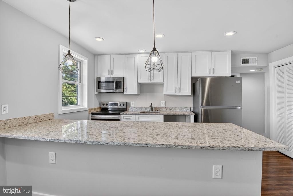 622 Eastern Avenue Ne - Photo 2