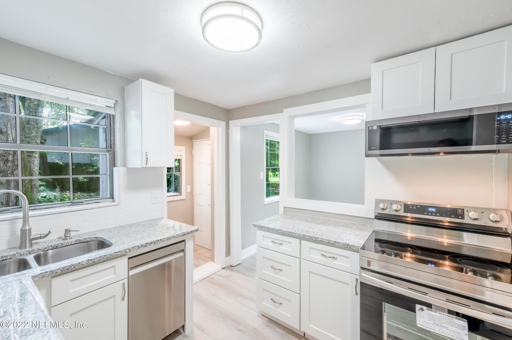 7832 Newton Road - Photo 18