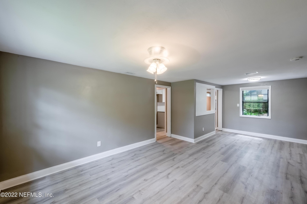7832 Newton Road - Photo 9