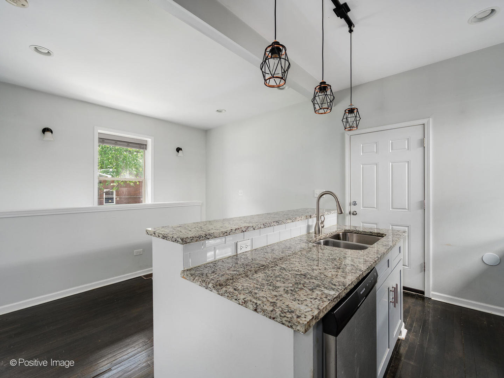 5134 N Oakley Avenue - Photo 2