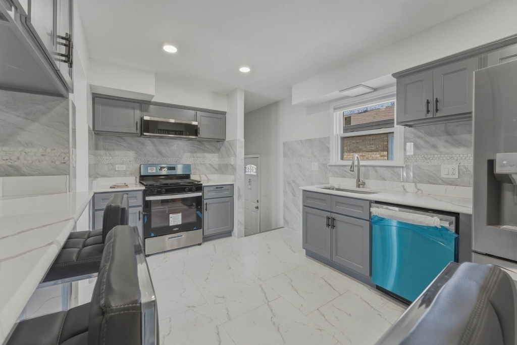 8901 Moody Avenue - Photo 6