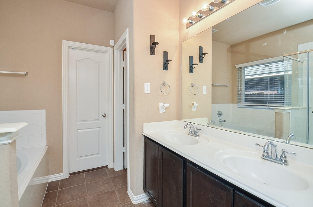 2403 Summers Glen Court - Photo 9