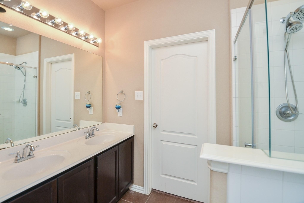 2403 Summers Glen Court - Photo 8
