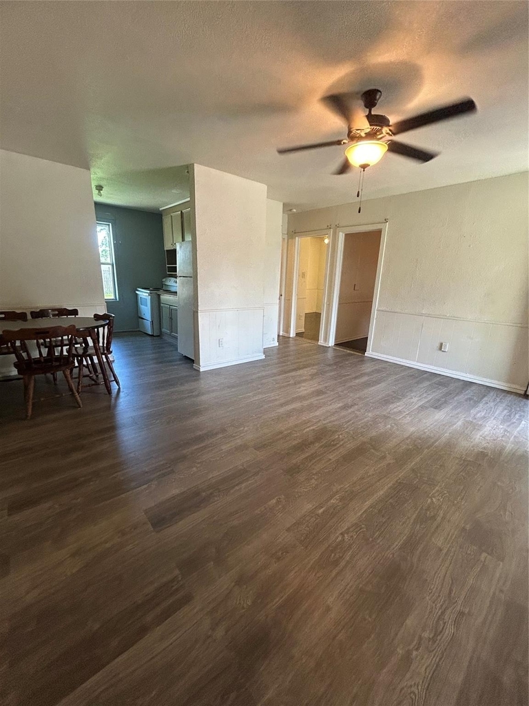 1102 W 10th Street - Photo 4